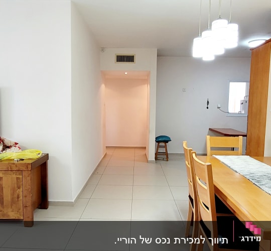 פינת אוכל עם שולחן עץ וכיסאות, תאורה תלויה